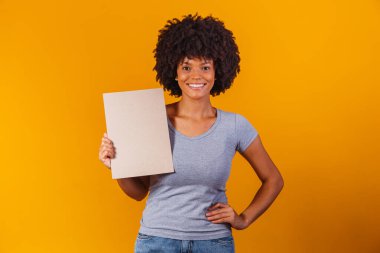 Kadın boş pano gösteriyor. Reklam panosu. Kara Cuma. Reklamcılık. Gülen kadının elinde boş reklam pankartı var. Mesajın için hazırım. İndirim ve indirim. Sezon satışları.