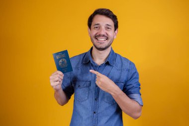 Pasaportu olan genç bir adam.