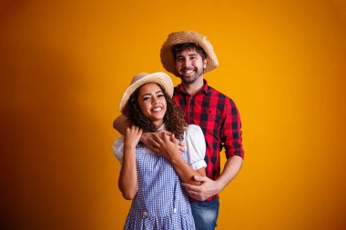 Festa Junina - Haziran festivali için geleneksel kıyafetler giyen Brezilyalı çift