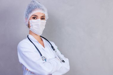 Beyaz formal giyim gri arka plan üzerinde izole çapraz katlı kollu duruyor giyen dişlek ışınlama gülümseme nitelikli deneyimli zeki akıllı doktor ile kendine güvenen portresi