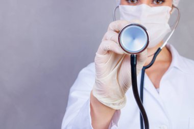 Steteskop kullanan, steteskop kullanan kadın doktorların yakın plan fotoğrafları.