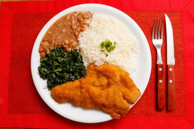 Pirinç, fasulye ve lahana ile nefis kızarmış tavuk yemeği.