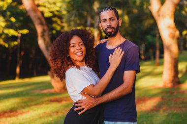 Parktaki siyah sevgililer günü çifti aşık. Tutkulu sevgililer. Sevgililer Günü konsepti