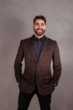 Gri arka plandaki iş adamı