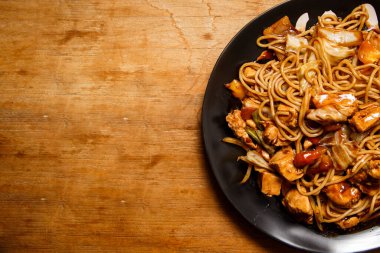 Beyaz arka planda yakisoba ile bowling