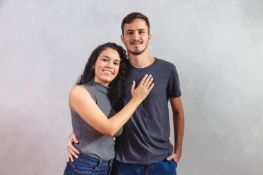 Gri arka planda mutlu sevgililer günü çifti