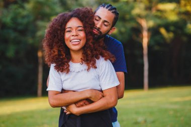 Parktaki siyah sevgililer günü çifti aşık. Tutkulu sevgililer. Sevgililer Günü konsepti