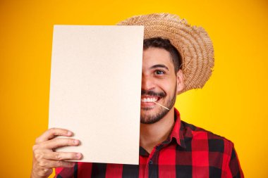 Festa Junina tabelası için tipik kıyafetler giyen Brezilyalı bir adam.