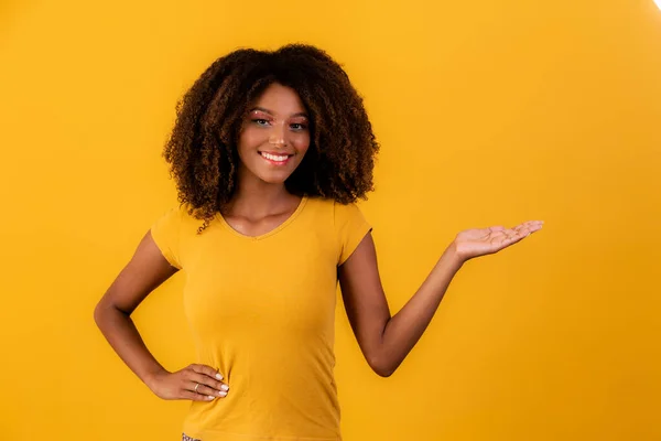 Kıvırcık Saçlı Güzel Afro Kız Mesaj Atmak Için Yer Gösteriyor — Stok fotoğraf