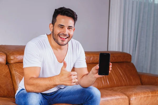 Knappe Man Met Mobiele Telefoon Hand Met Ruimte Voor Tekst — Stockfoto