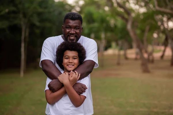 Père Noir Fils Dans Parc Tenant Souriant Regardant Caméra — Photo