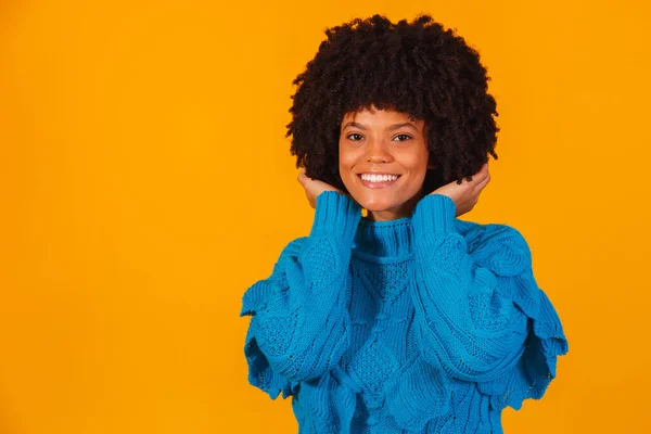 冬の服装をしたアフロ女性 — ストック写真