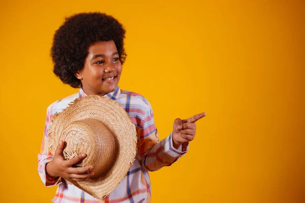 Portret Van Een Kleine Jongen Afro Die Typische Kleren Draagt — Stockfoto