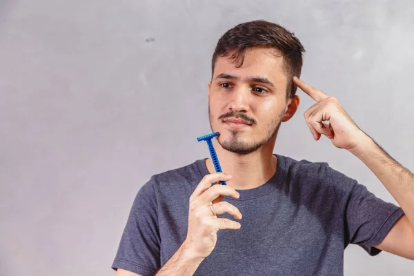 Blanco Guapo Hombre Sosteniendo Hoja Afeitar —  Fotos de Stock