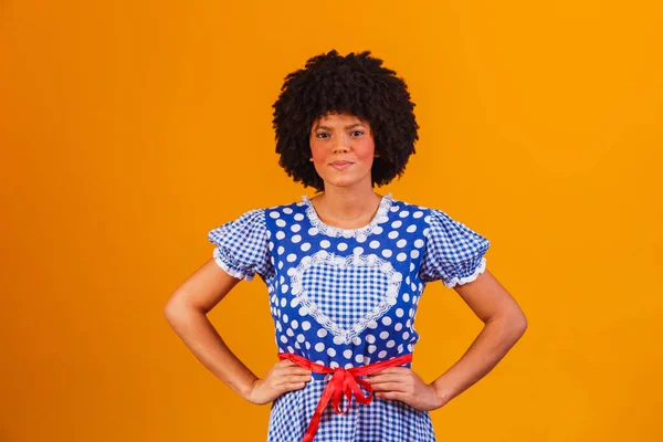 Бразильська Африканка Одягнена Типовий Одяг Festa Junina Жовтому Тлі — стокове фото
