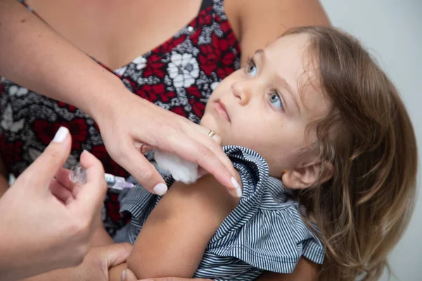Doctor Doing Vaccination Patient Baby Shoulder Flu Vaccine Arm Coronavirus — Stock Photo, Image
