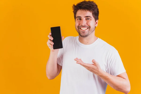 Elinde Cep Telefonu Olan Yakışıklı Adam Mesaj Için Yeri Işaret — Stok fotoğraf