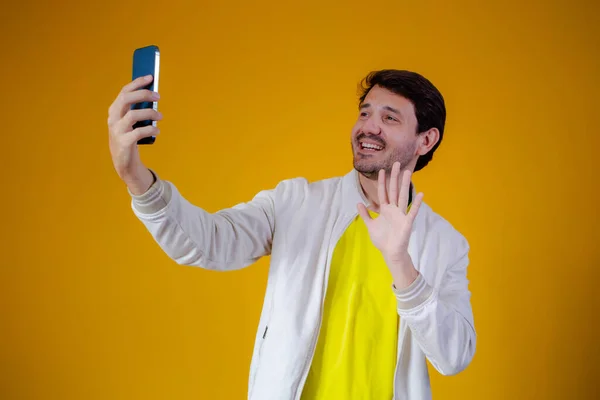 Man Video Gesprek Met Iemand Mobiele Telefoon — Stockfoto