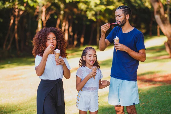 Afro Family Park Eating Ice Cream — Stock Photo, Image