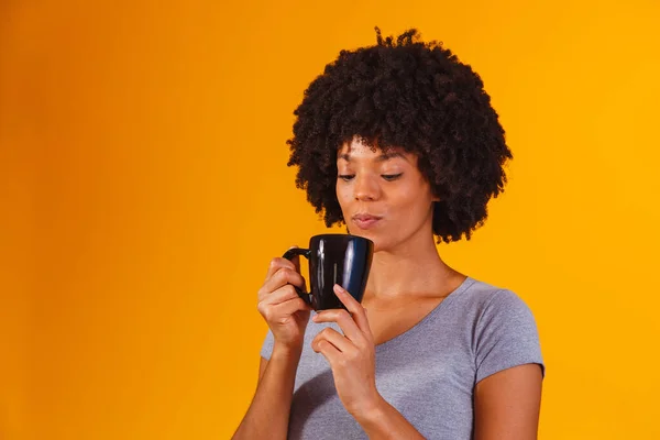 Afro Mulher Tomando Chá Fundo Amarelo — Fotografia de Stock