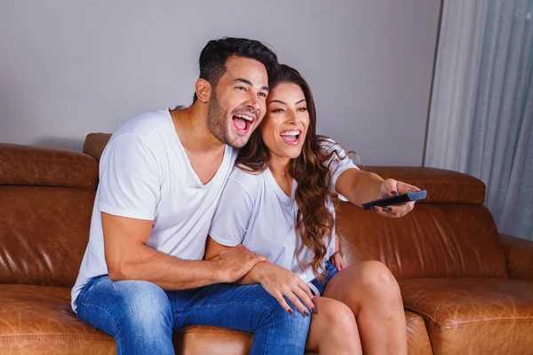 Namorados Casal Com Controle Remoto Assistindo Televisão Sofá Confortável — Fotografia de Stock