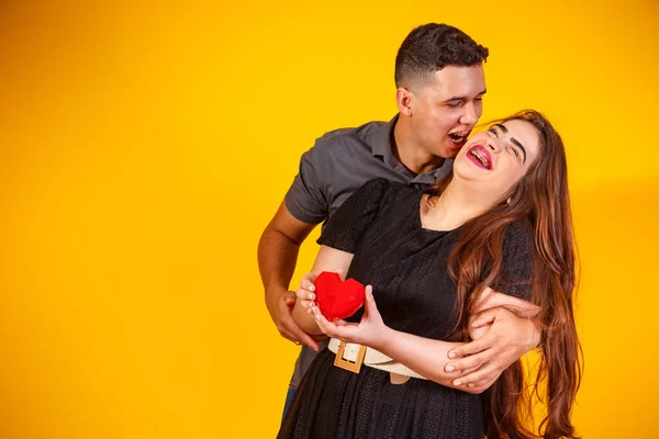 Young Valentine Couple Holding Heart Shaped Chocolate Couple Holding Heart — Stock Photo, Image