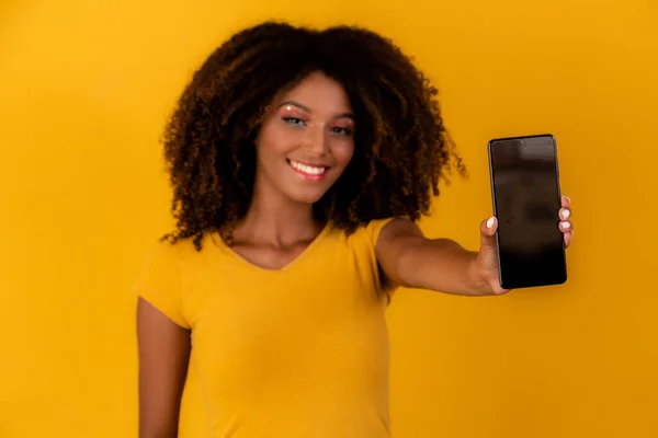 Afro Kvinna Med Lockigt Hår Pekar Mobiltelefon Gul Bakgrund — Stockfoto
