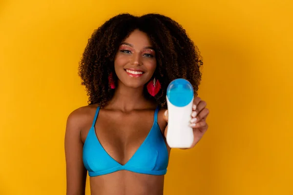 Mujer Afro Sosteniendo Una Botella Protector Solar Blanco Introducir Producto —  Fotos de Stock