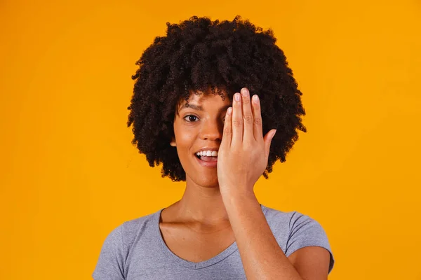 Afro Žena Rukou Zakrývající Polovinu Obličeje — Stock fotografie