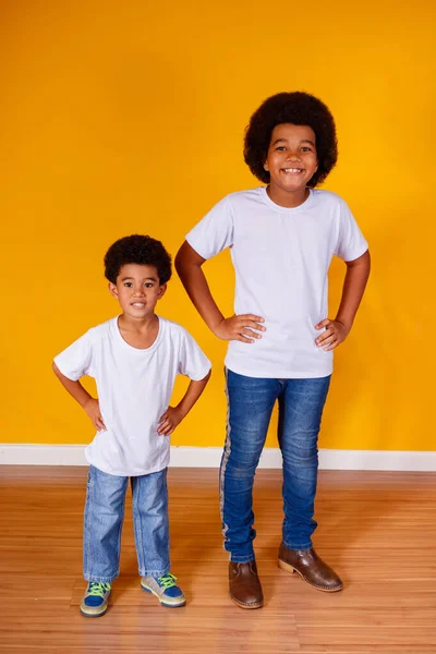 黄色の背景のアフロ兄弟 兄さんの日 — ストック写真