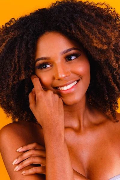 Mükemmel Ciltli Kıvırcık Saçlı Afro Amerikan Mankenler Güzellik Kaplıcası Tedavi — Stok fotoğraf