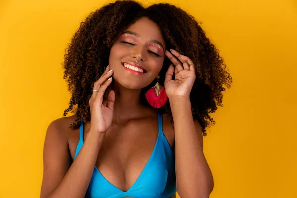 Schöne Afro Girl Mit Lockigem Haar Und Bikini Lächelt Die — Stockfoto