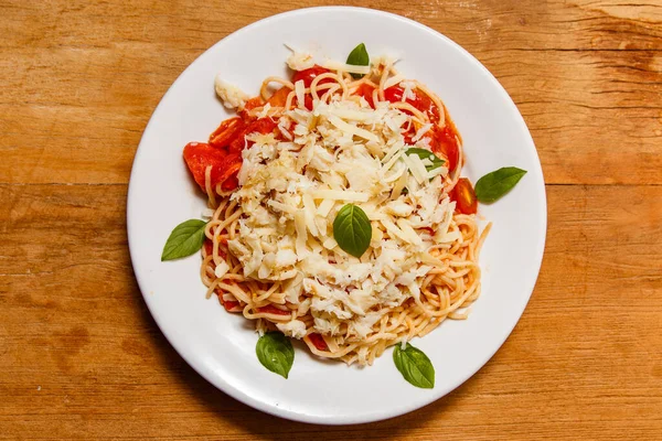 Deliziosi Spaghetti Serviti Sul Piatto Con Spazio Testo — Foto Stock