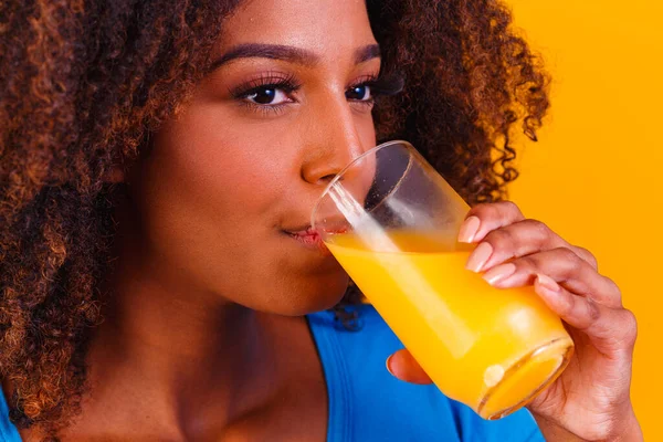 Mujer Afroamericana Bebiendo Jugo Naranja Fondo Amarillo — Foto de Stock