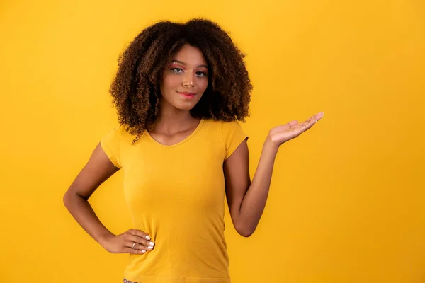 Schöne Afro Girl Mit Lockigem Haar Zeigt Seitlich Mit Platz — Stockfoto