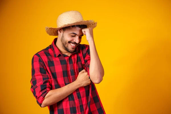 ブラジル人男性はフェスタJuninaのための典型的な服を着て — ストック写真