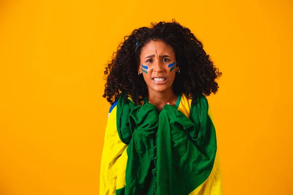 巴西粉丝 在肖像上挂着巴西铜牌 巴西球迷对足球或黄色背景的足球比赛感到焦虑和焦虑 巴西的色彩 世界杯 — 图库照片