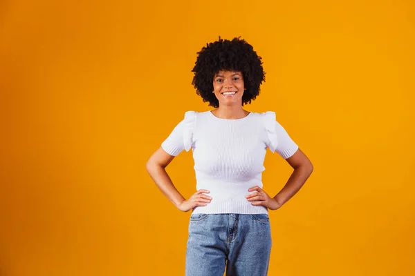 Afro Mujer Con Negro Poder Pelo Sonriente Mirando Cámara — Foto de Stock