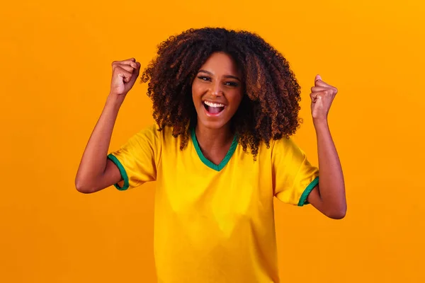 Apoiante Brasileiro Brasileira Comemorando Futebol Jogo Futebol Fundo Amarelo Brasil — Fotografia de Stock
