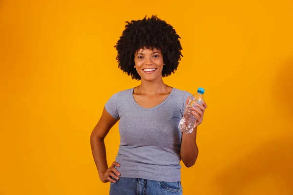Afro Kvinna Med Flaska Vatten — Stockfoto