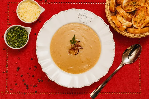 おいしい豆のスープ 豆のスープ 木製の背景 赤い生地の背景 トースト パセリとパルメザンチーズ ブラジルの冬の食べ物 グルメ料理 — ストック写真