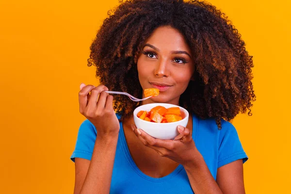 Afro Menina Comer Mamão Tigela Conceito Alimentação Saudável — Fotografia de Stock