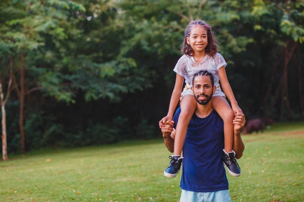 公园里的非洲父亲和女儿 — 图库照片