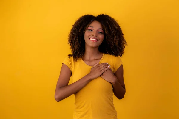 Afro Kadın Kameraya Gülümsüyor — Stok fotoğraf