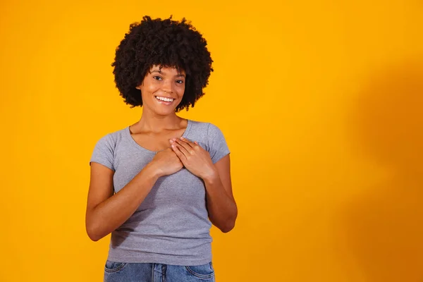 Agradecida Mujer Negra Feliz Esperanzada Cogida Mano Pecho Sintiéndose Agradecida — Foto de Stock