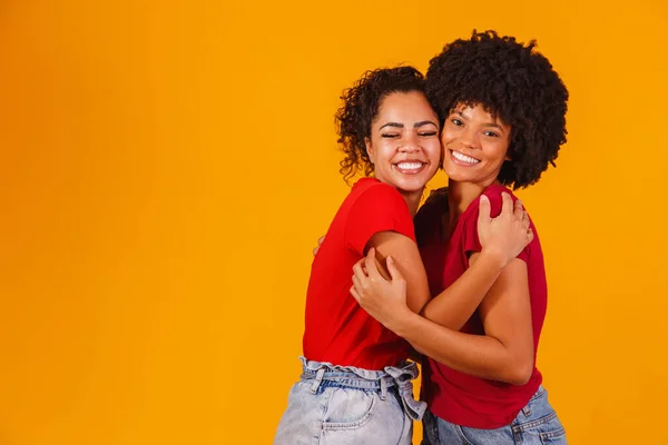 Afro Lesbisch Paar Gele Achtergrond Homo Affectief Paar — Stockfoto