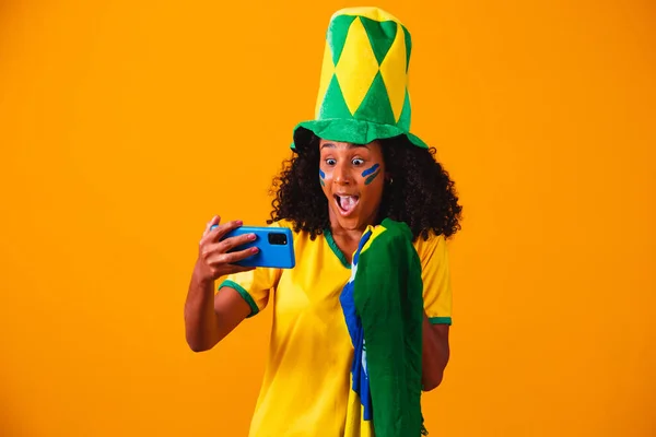 Brazylijski Fan Portret Brazylijski Fan Oglądanie Piłki Nożnej Lub Meczu — Zdjęcie stockowe