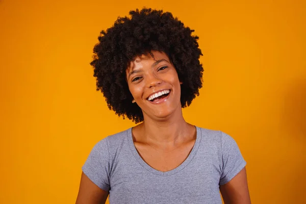 Menina Americana Africana Bonita Com Penteado Afro Sorrindo Mulher Com — Fotografia de Stock