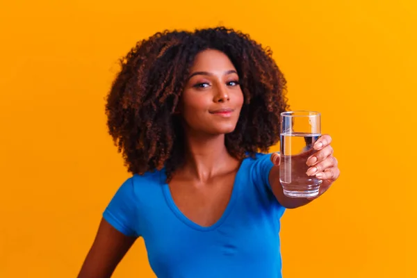 Joven Mujer Negra Bebiendo Agua Fondo Amarillo Chica Joven Con — Foto de Stock