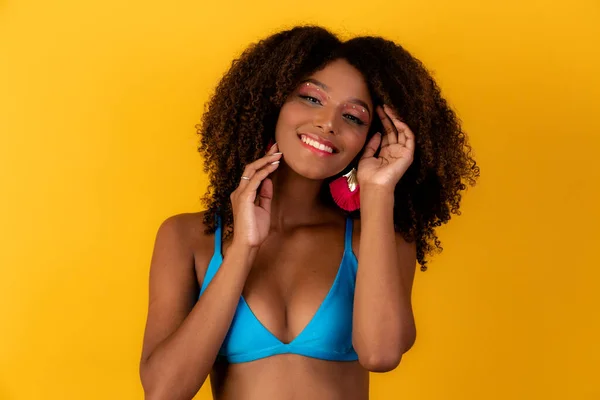 Menina Afro Bonita Com Cabelo Encaracolado Biquíni Sorrir Para Câmera — Fotografia de Stock